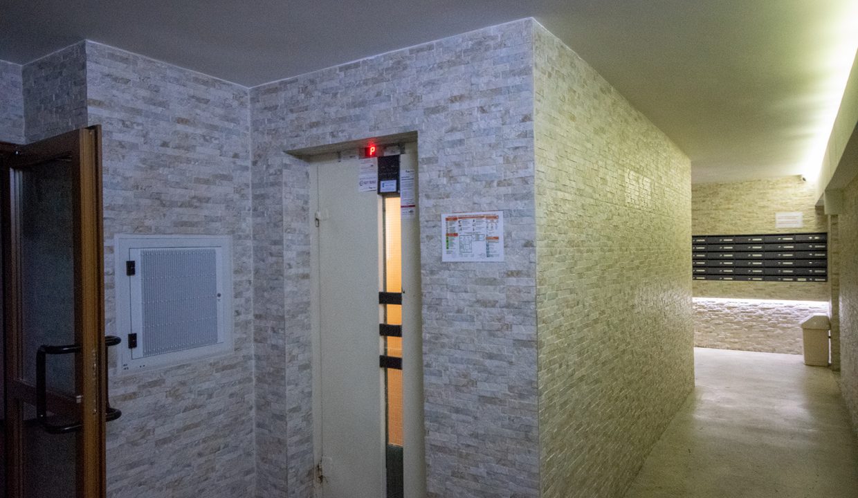 ap-4-cam-iancului-lift-intrare2